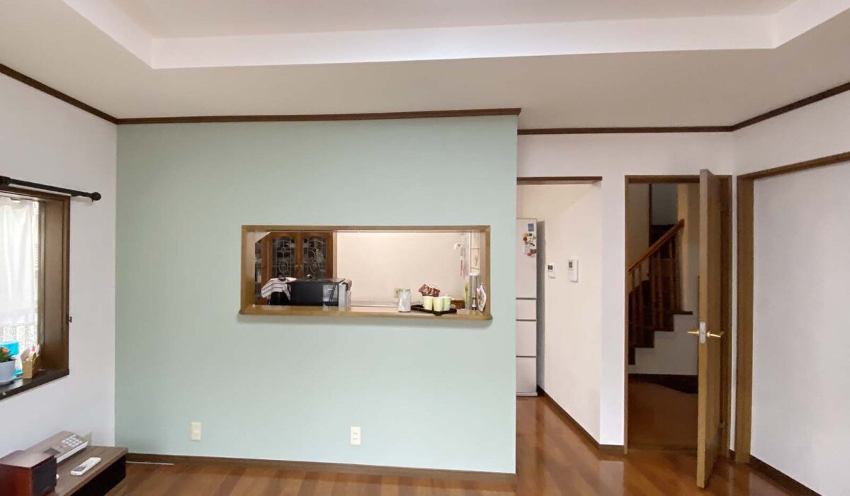 アクセントクロスでぱっと華やぐリビングに