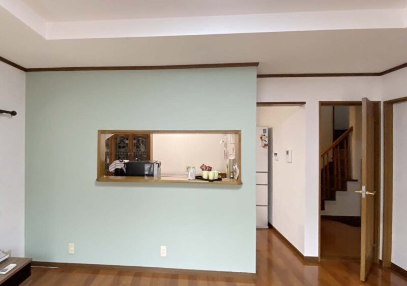 アクセントクロスでぱっと華やぐリビングに