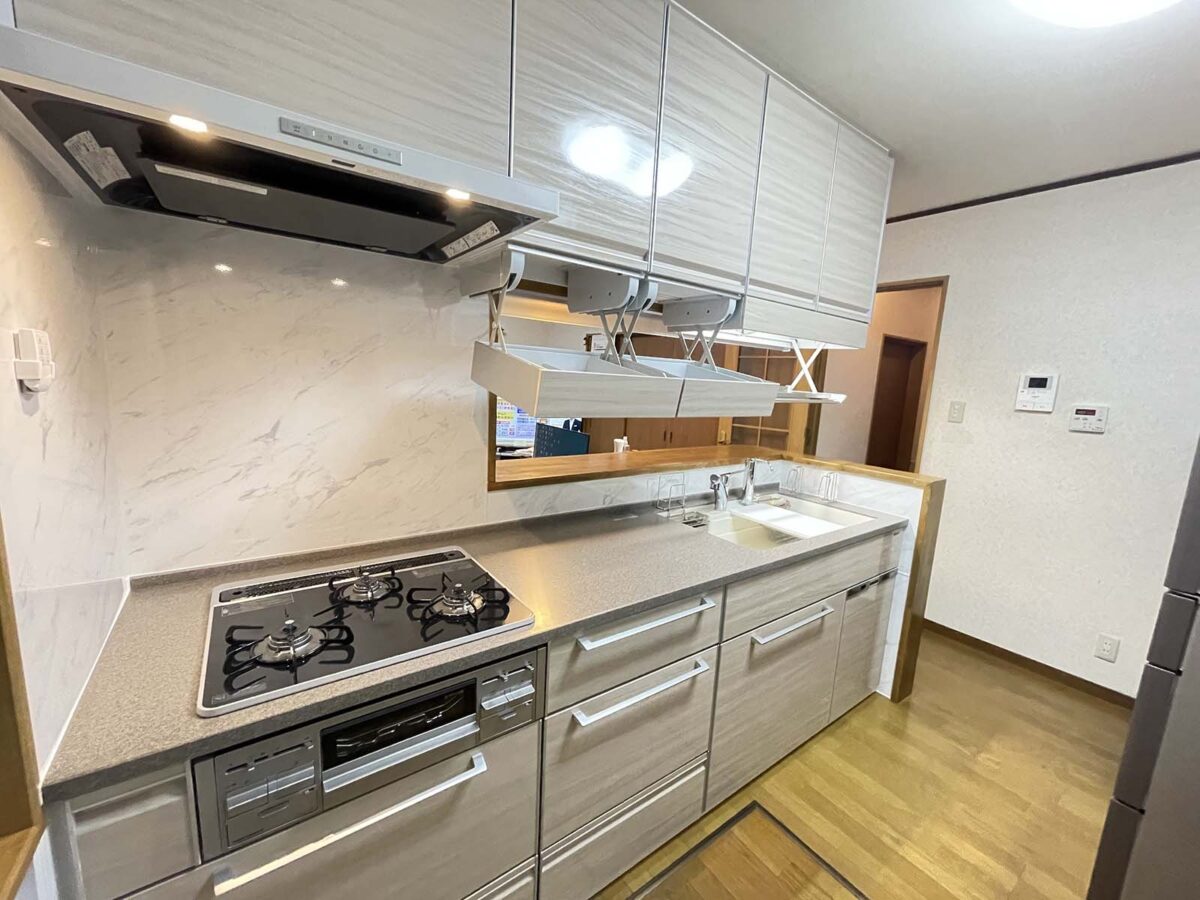 昇降機能付きの棚で、踏み台いらず